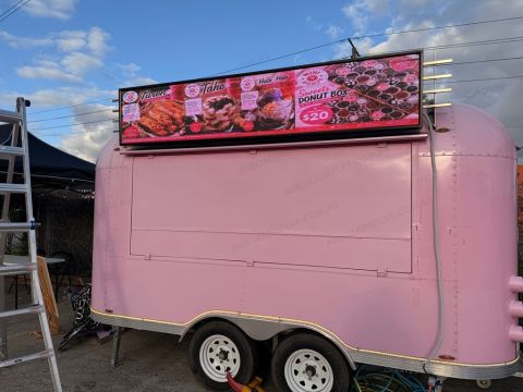 Outdoor high brightness high resolution LED screen for food van